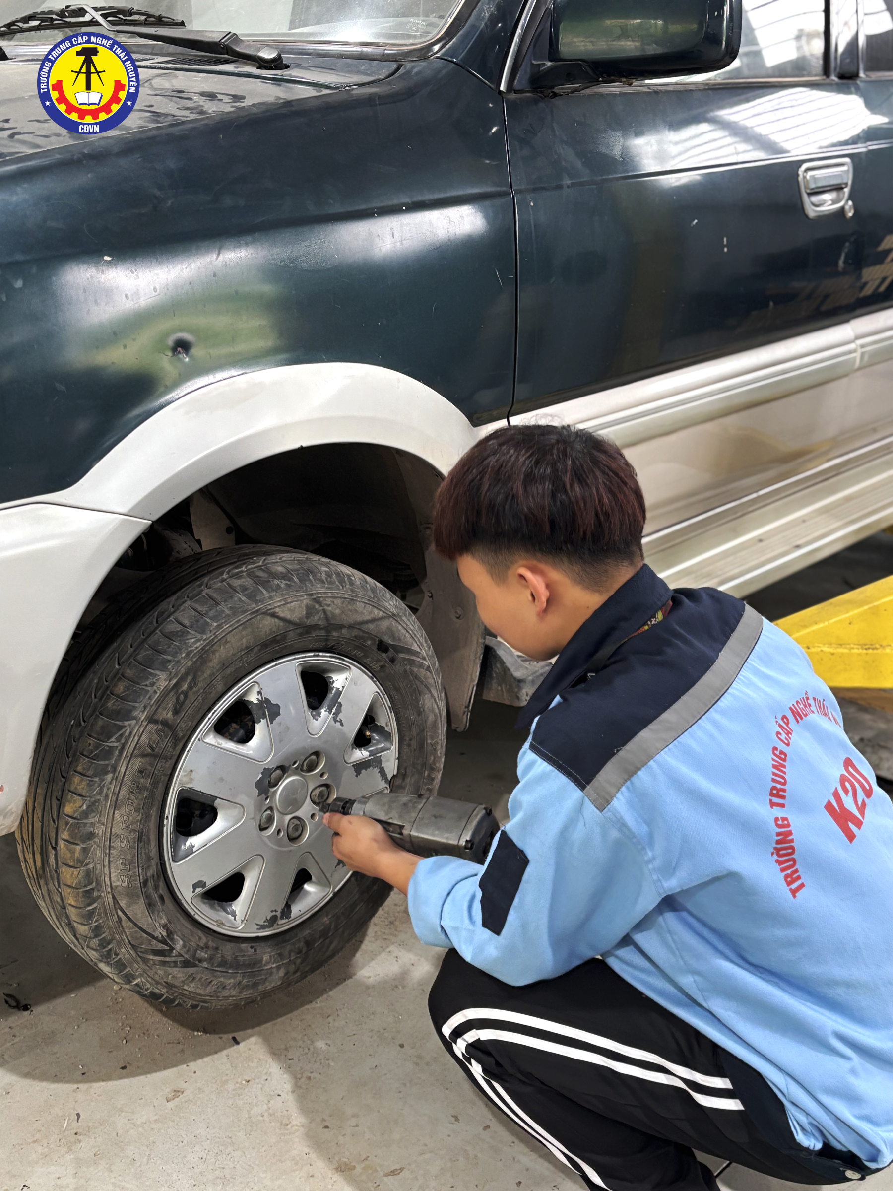 học sinh thực hành tháo lốp xe ô tô